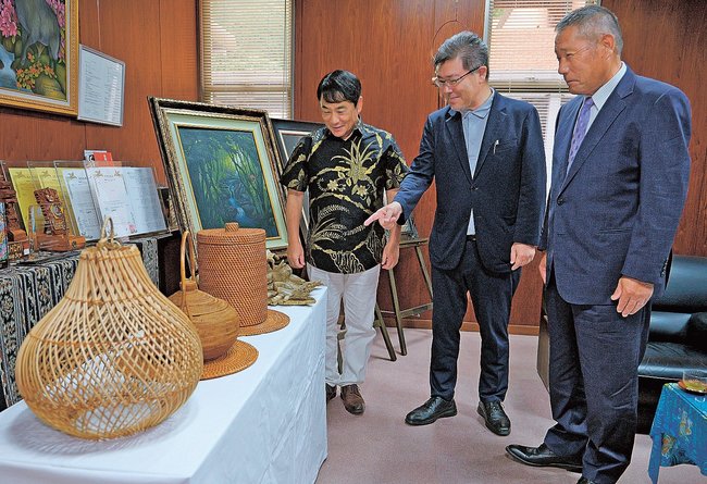 嘉戸隆町長（左）に寄贈品を説明する今井久師社長（中央）と福間秀武社長＝島根県美郷町粕渕、町役場