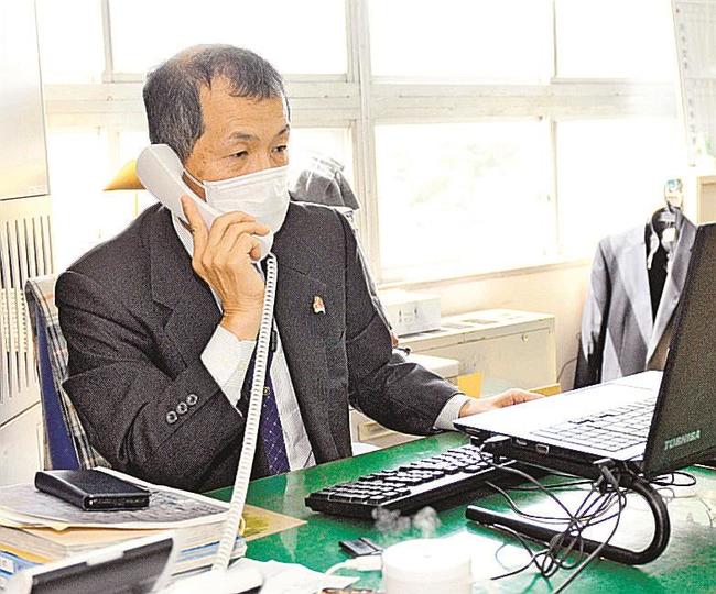 デスクで電話を取る藤井秀樹所長＝米子市東福原１丁目、米子保健所