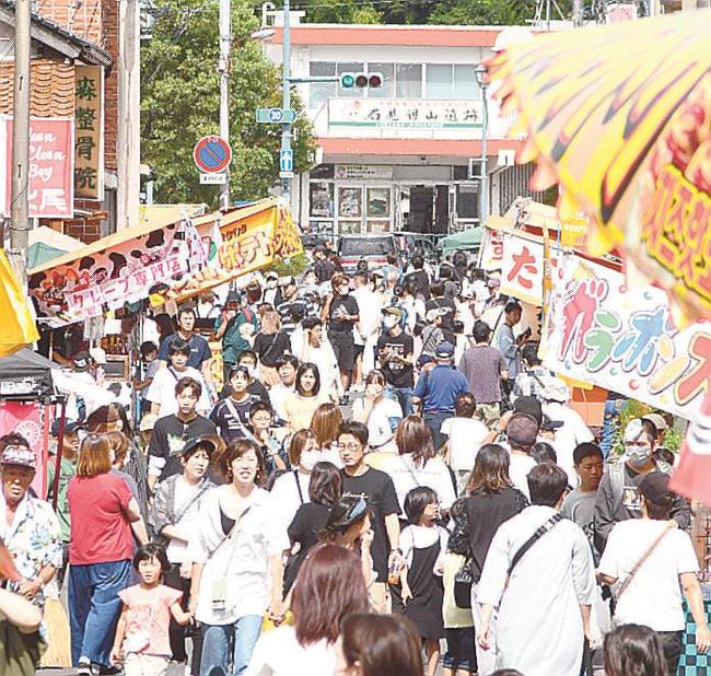 ＪＲ大田市駅（奥）から続く通りを埋める来場者＝23日午前、大田市大田町