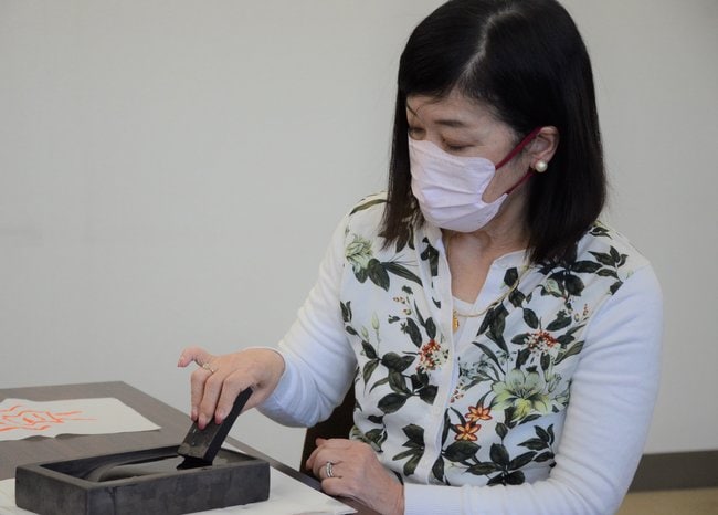 月刊書道誌「開眼」主幹で書家の河瀬法子さん（65）＝松江市東朝日町