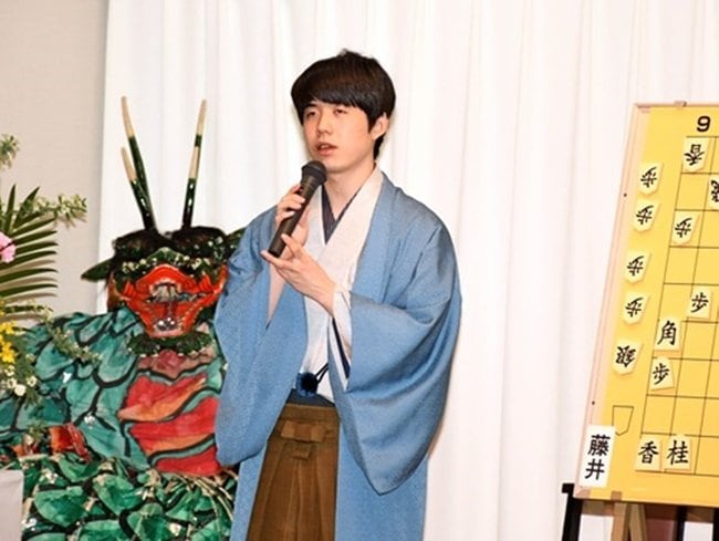 第７３期王将戦７番勝負第３局で勝利し、大盤解説会場で来場者にあいさつする藤井聡太王将＝大田市三瓶町、国民宿舎さんべ荘