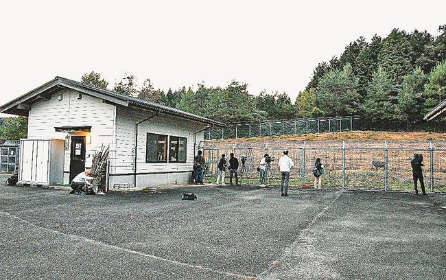 男性職員が倒れていた飼育施設＝２５日午後５時２９分、島根県飯南町上来島、県中山間地域研究センター