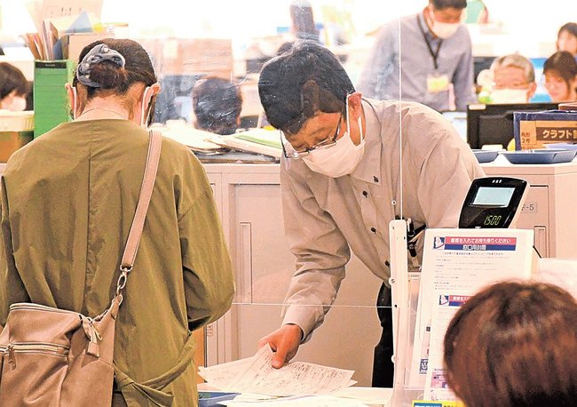 ノーネクタイで業務する松江市職員=松江市末次町、市役所