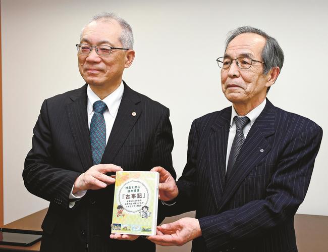 ＤＶＤ「神主と学ぶ日本神話『古事記』」を手にする加藤昇会長（右）と杉谷学教育長＝出雲市今市町、市役所