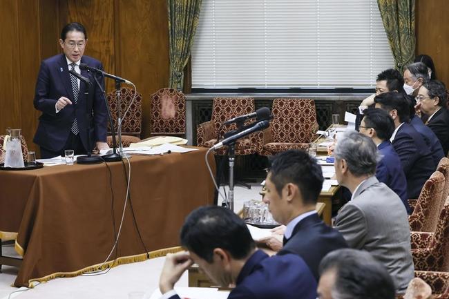 自民党派閥の政治資金パーティー裏金事件を受けた衆院政治倫理審査会で答弁する岸田首相＝２９日午後（代表撮影）