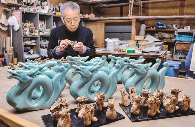辰の置物を製作する螺山勝実さん＝浜田市長沢町、尾上窯