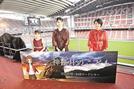 豊田スタジアムのイベントで「神在月のこども」の魅力を発信する（左から）主人公カンナ・幼少期役の新津ちせさん、カンナ役の蒔田彩珠さん、主題歌を歌うｍｉｗａさん