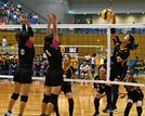 【Ｅゾーン決勝・ルクール－八束】第２セット、ルクールの安藤琴花がスパイクを決め、１４－７とする＝松江市総合体育館