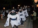 独特の衣装に身を包み、津和野踊りを披露する参加者