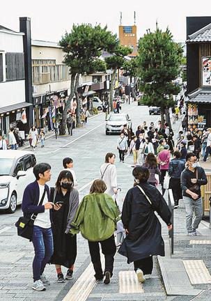 多くの観光客でにぎわう神門通り＝出雲市大社町杵築南