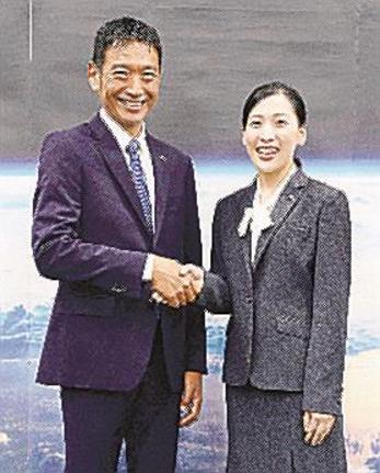 ＪＡＸＡ宇宙飛行士候補の諏訪理さん（左）と米田あゆさん