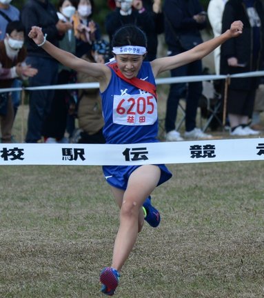 ゴールテープを切る益田