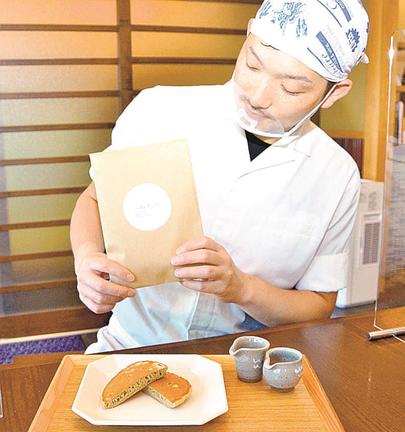 そば処田中屋が商品化した、そば粉１００％のパンケーキミックス＝出雲市大社町杵築東