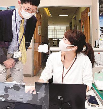 邑南町に着任し、商工観光課で業務に励む森里佳さん（右）＝島根県邑南町矢上、町役場