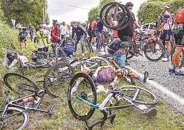 ２６日にツール・ド・フランスの第１ステージで転倒した選手ら（ロイター＝共同）