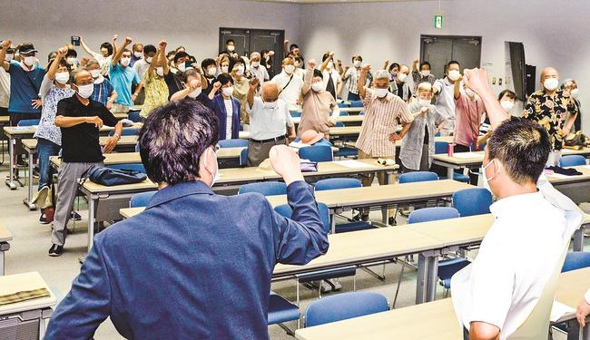 決起集会で気勢を上げる候補者と支持者＝松江市朝日町、松江テルサ