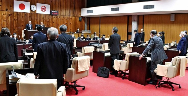 「成徳小学校」の校名を「打吹小学校」に変更する学校設置条例改正案に賛成し、起立する議員たち＝倉吉市葵町、市役所