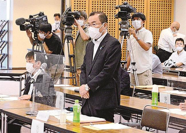 トロッコ列車の運行継続を求め、あいさつする島根県の松尾紳次副知事＝松江市殿町、島根県民会館