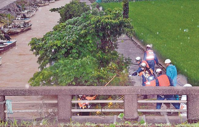 伊野川に転落した車を捜索するレスキュー隊員ら＝８日午後４時５６分、出雲市美野町