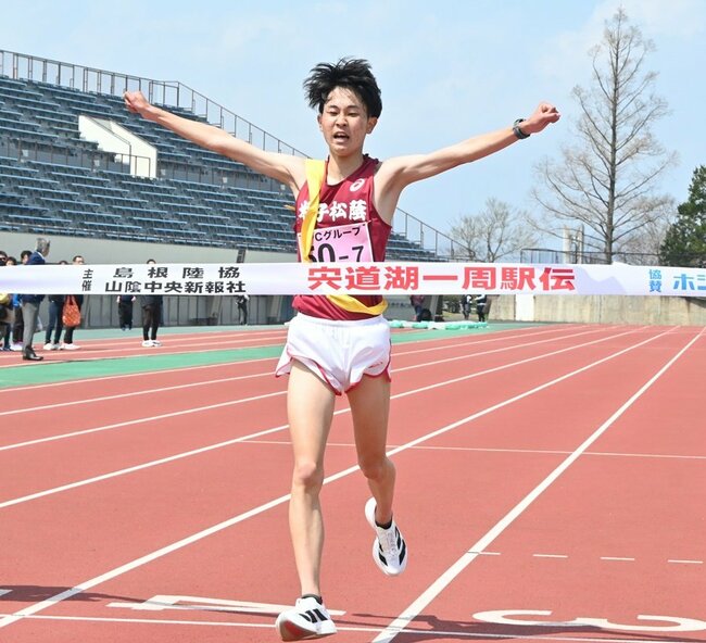 ８大会ぶりに優勝を果たした米子松蔭高＝松江市上乃木１０丁目、松江市営陸上競技場