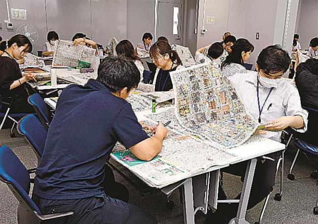 「朝１０分で世の中の動きをつかむ新聞の読み方」で新聞に目を通す受講者＝松江市殿町、島根県庁