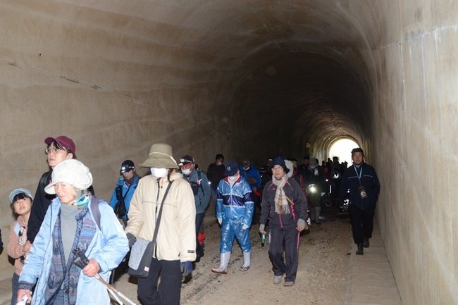 下長屋トンネル内部の散策を楽しむ参加者＝浜田市内