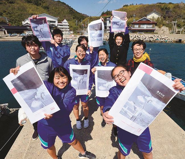 ポスターをＰＲする知夫小中学校中学部の生徒たち＝島根県知夫村