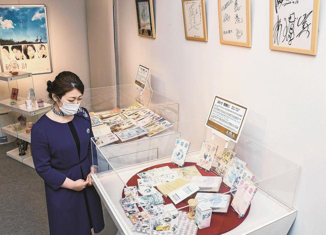 仁摩サンドミュージアムの一室には、芦原妃名子さんのサイン入りのコミックや関連グッズが並ぶ＝大田市仁摩町天河内