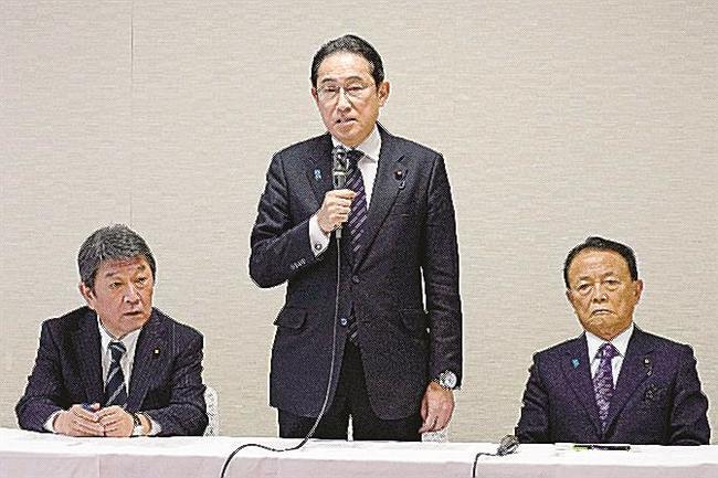 自民党の政治刷新本部の会合に臨む（左から）茂木幹事長、岸田首相、麻生副総裁＝２２日午後、東京・永田町の党本部