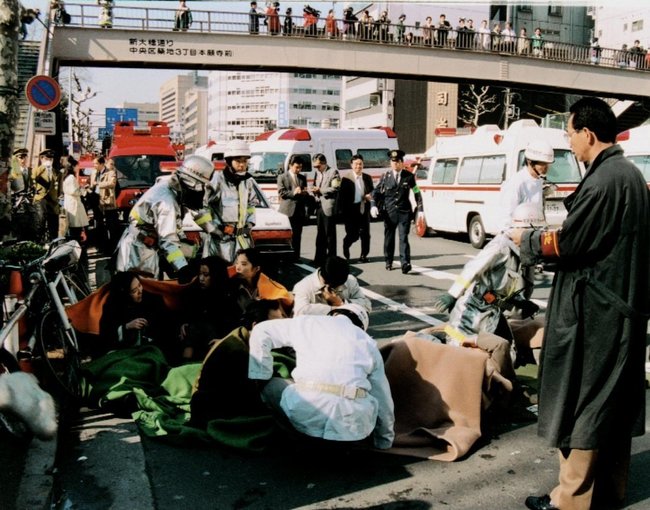 地下鉄サリン事件に遭い、路上で手当てを受ける乗客ら＝１９９５年３月２０日午前、東京都中央区築地
