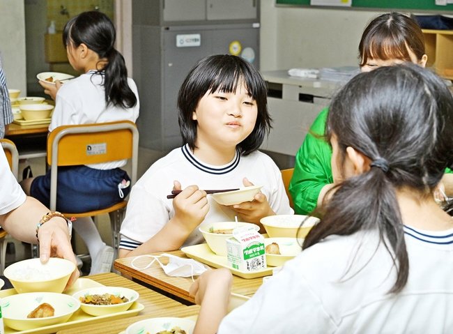 ニラやコマツナ、白菜キムチなど地元産の食材が使われた給食を味わう児童＝益田市美都町仙道、東仙道小学校