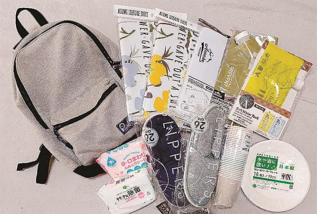 除菌シートやレジャーシートなどを入れた非常用持ち出し袋