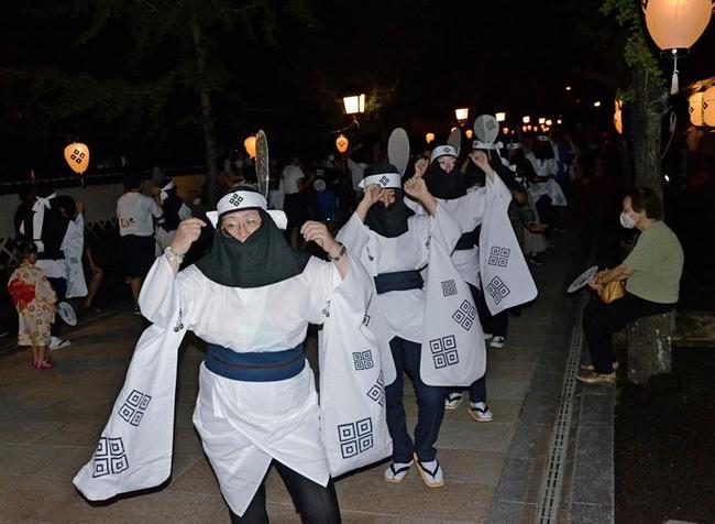 独特の衣装に身を包み、津和野踊りを披露する参加者