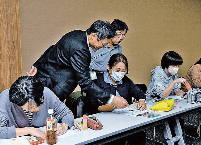 はがき新聞作りに挑戦する参加者＝松江市殿町、山陰中央新報社