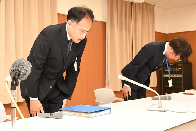 会見で謝罪する板垣譲次部長（左）＝大田市大田町、市立病院