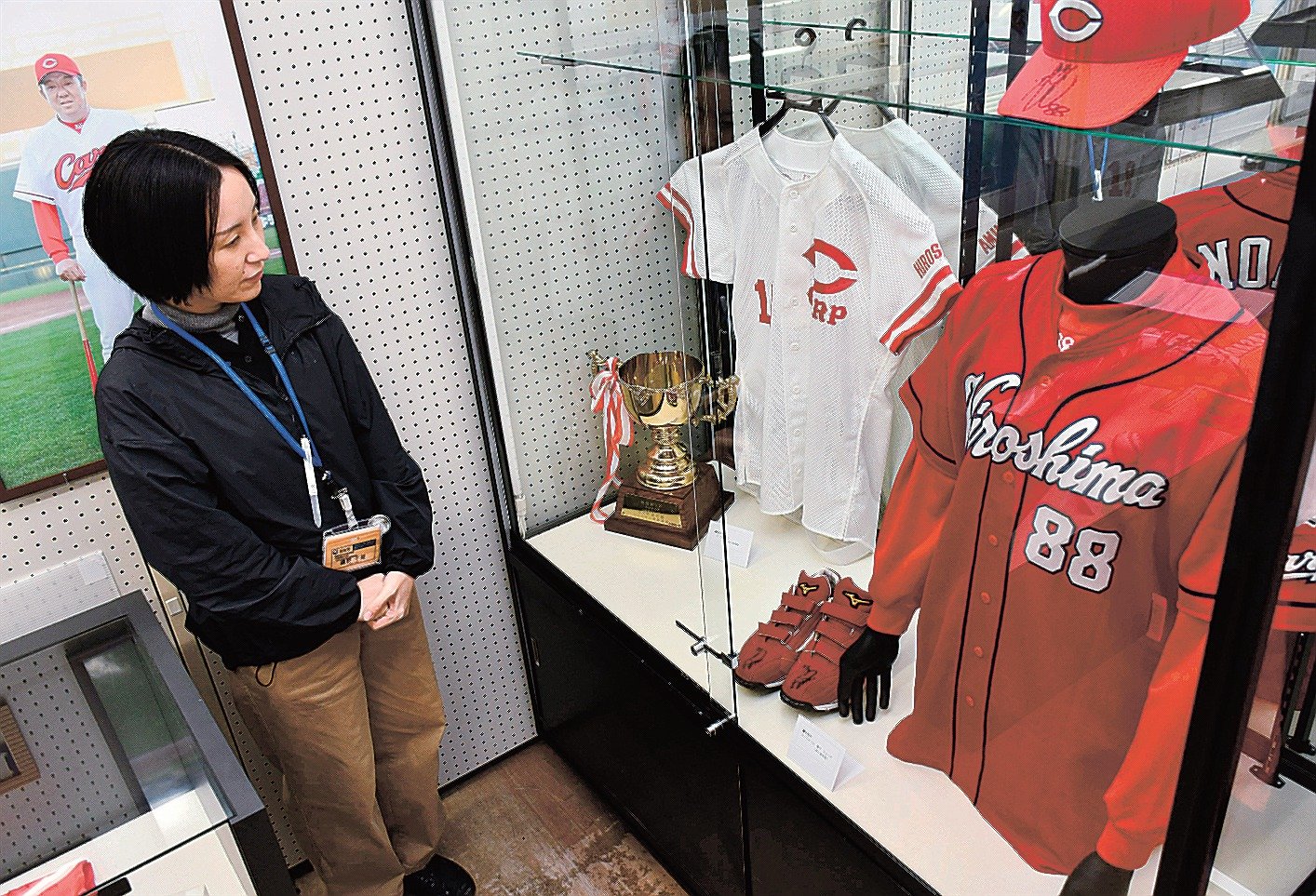 佐々岡真司さんの功績紹介 浜田でユニホームやグラブ展示 | 山陰中央