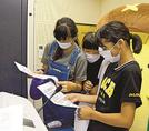 声をそろえてメッセージを録音する児童＝鳥取県日野町根雨、町役場
