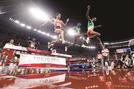 男子３０００㍍障害決勝　水濠を越える三浦龍司（手前右から３人目）＝国立競技場