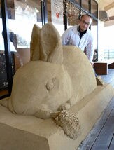 朝刊先読み！】来年の干支・ウサギの砂像 砂の美術館で完成 | 山陰中央