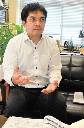 リチウムイオン電池材料の研究に携わった尾原幸治教授＝松江市西川津町、同大