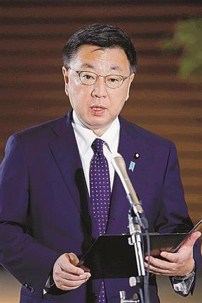 取材に応じる松野官房長官＝15日午後、首相官邸