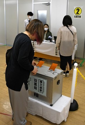 期日前投票する有権者＝松江市末次町、市役所