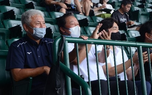試合を見守る浜田ＯＢの（左から）清水雅治さん、梨田昌孝さん、和田毅さん＝兵庫県西宮市、甲子園