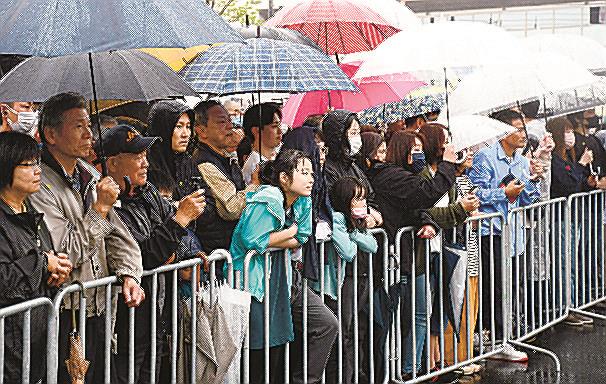 岸田文雄首相の街頭演説に耳を傾ける聴衆。政治改革を巡り、自民党に厳しい視線が注がれている＝21日、出雲市平田町
