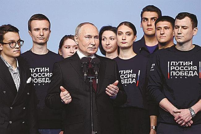 ロシア大統領選の投票終了後に選挙対策本部を訪れたプーチン大統領（中央）。選挙運動に参加した若者らは「プーチン　ロシア　勝利」と書かれたＴシャツを着用していた＝１７日、モスクワ（ロシア大統領府提供・ＡＰ＝共同）