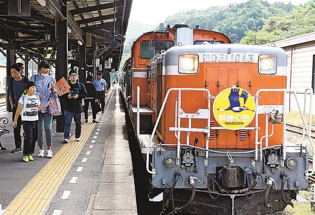 ＤＬやまぐち号でＪＲ津和野駅に降り立つ乗客ら＝島根県津和野町後田