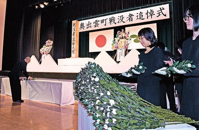 献花する参列者＝島根県奥出雲町横田、横田コミュニティセンター