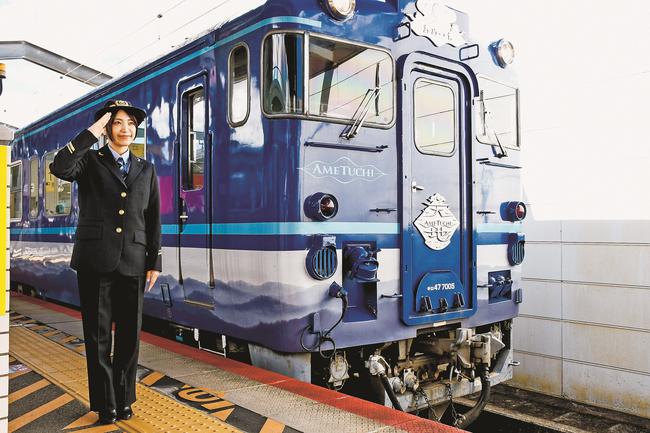 一日駅長を務め敬礼のポーズを取るｍｉｗａさん＝出雲市駅北町、出雲市駅