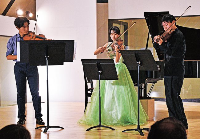 合奏する(左から)並河碧光さん、岡野琴莉さん、中村晴さん=鳥取県三朝町三朝、三朝バイオリン美術館