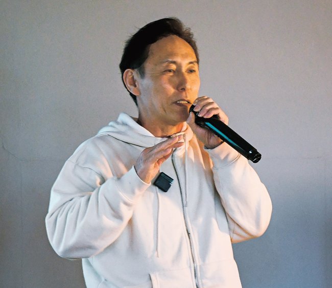 不登校の子どもを集めた学校創立の構想を語る渡部正嗣さん＝島根県隠岐の島町港町、隠岐プラザホテル